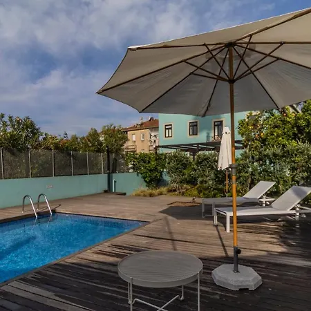 With Pool & Patio By Lovelystay Апартаменты *