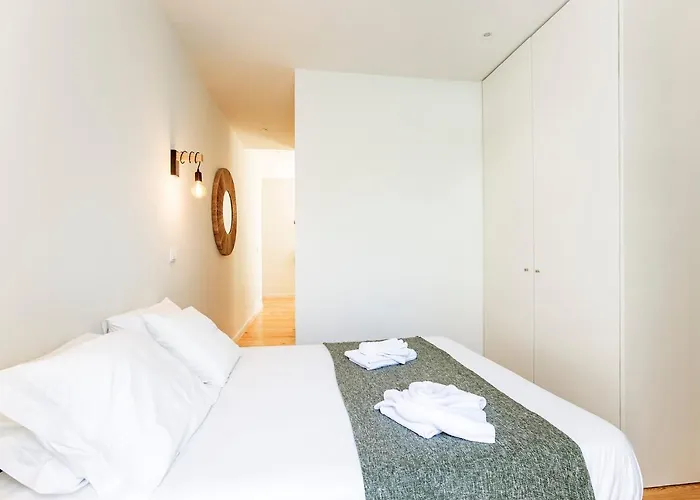 With Pool & Patio By Lovelystay Appartement